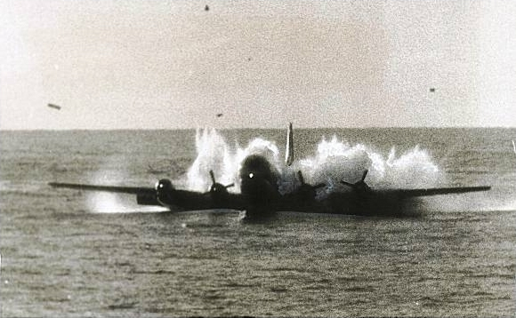  Pan Am Voo 6 (A Boeing 377 Stratocruiser) ditches in the Pacific after failure of 2 engines (1956). 